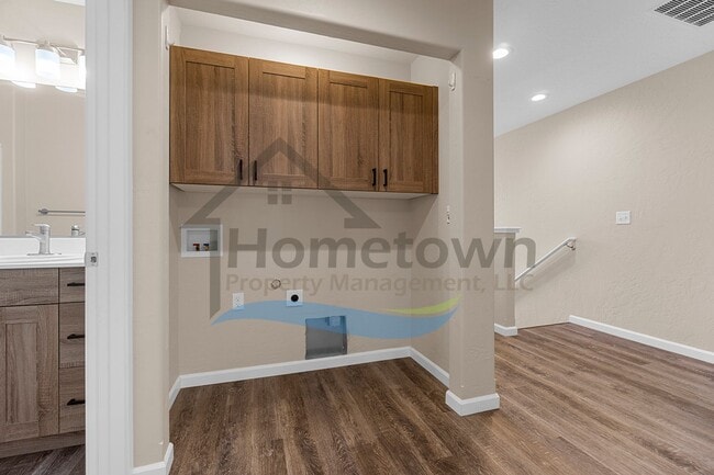 Building Photo - 3 Bedroom 3 Bathroom Home with Attached Ga...
