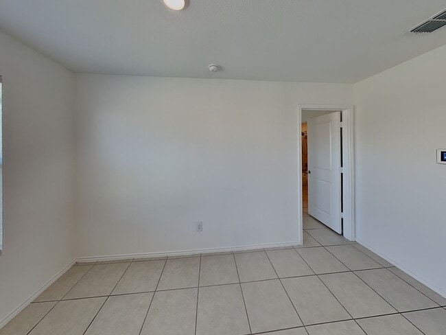 Building Photo - Modern Comfort Meets Prime Location – Single-Story Living at Its Best!