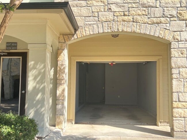 Building Photo - ** Get $500 off your move-in costs! Valid for new leases with a start date in 2025 **