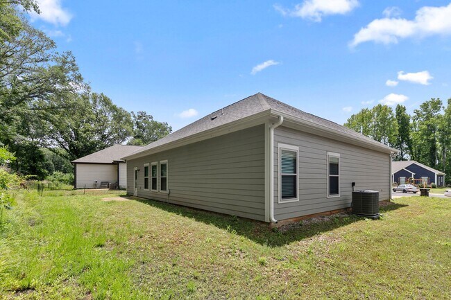 Building Photo - 4/2 Home in Clanton - Coming in September
