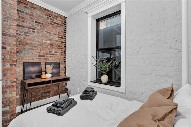 Building Photo - 340 E 18th St