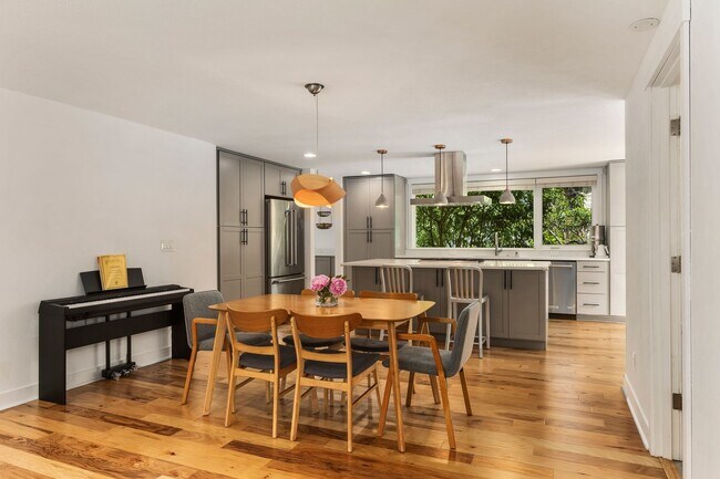 Building Photo - 3Bd/1.5Ba Kirkland Home