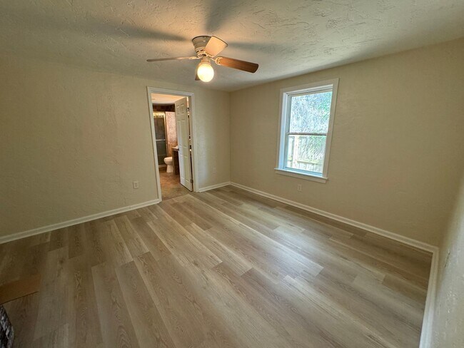 Building Photo - Remodeled 3/2 in the Heart of Gainesville!