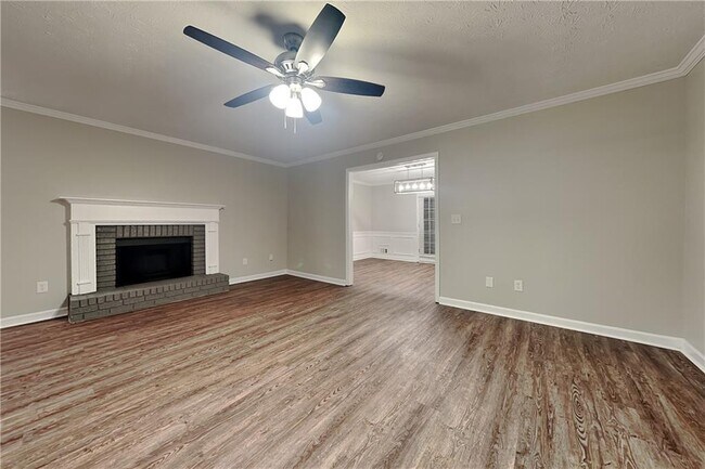 Building Photo - 2245 Huntington Dr