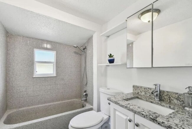 Building Photo - Housing Voucher Accepted: Charming 4-Bedroom Home in Saint Petersburg