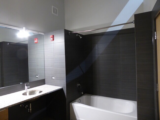 unit 14 (interior) - 2113 Greenleaf St