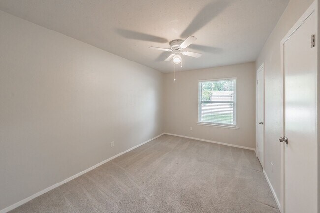 Building Photo - 1300 Potomac Dr