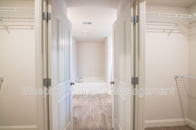 Building Photo - 281 Union Dr