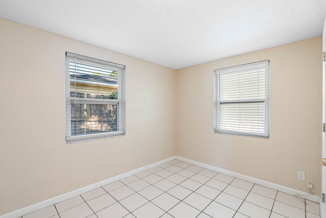 Building Photo - Lovely Largo Home