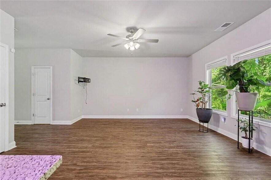 Building Photo - 350 McGiboney Ln