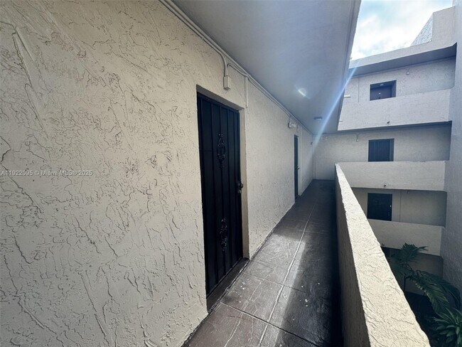 Building Photo - 10651 SW 108th Ave