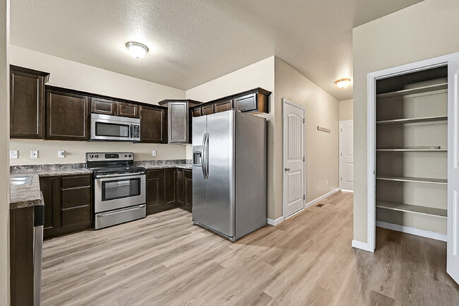 Building Photo - $1,850-3 Bed 3.5 Bath townhome in CO Sprin...