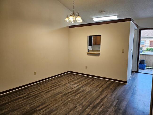 Building Photo - $1150 - 2/2 - Jefferson Square End Unit!