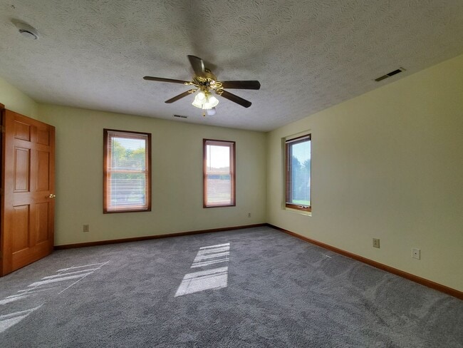 Building Photo - 324 Redwood Blvd