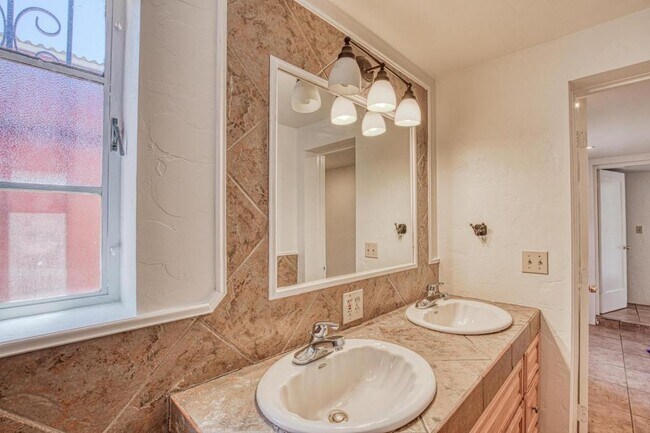 Building Photo - 1304 E Linden St