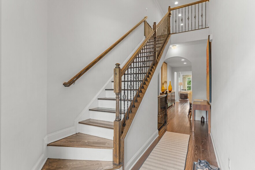 Building Photo - 433 Fairmont Dr