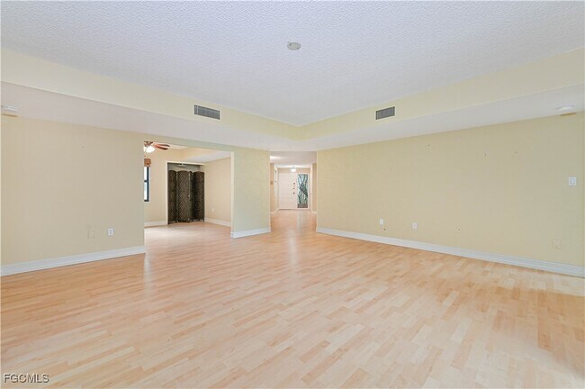 Building Photo - 975 Palm View Dr