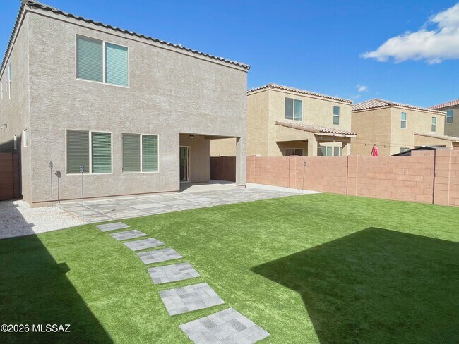 Building Photo - 866 E Artesia Pl