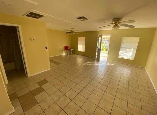 Building Photo - 106 E Vaughn Ave