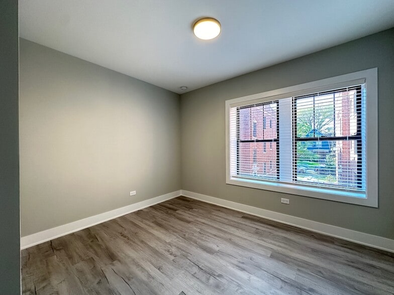 Building Photo - 1142 Oak Ave