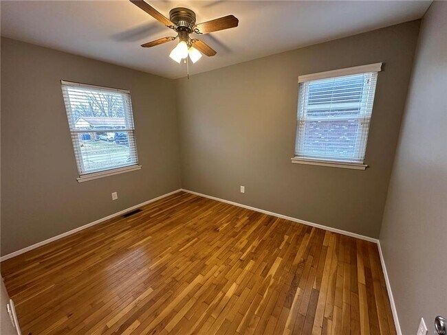 Building Photo - Discover the epitome of comfort in this 3-bed, 2-bath ranch-style gem.