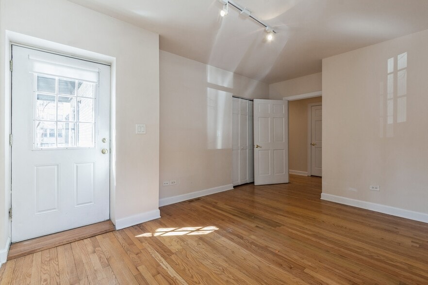 Building Photo - 645 W Bittersweet Pl