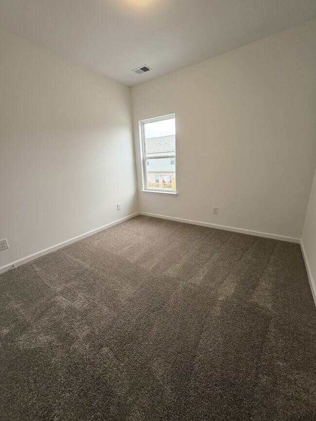 Building Photo - 128 Rosebush Ln