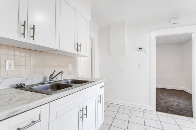 Building Photo - Cute 3bdrm/1bath House ** Section 8 OK ** $1995.00** Move in by December 31st and get 1 month Fre...