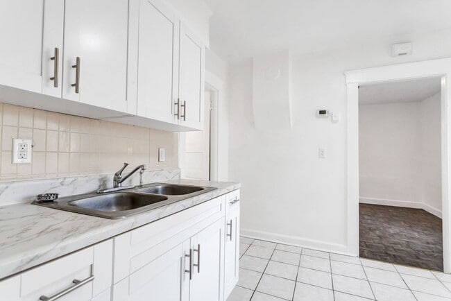 Building Photo - Cute 3bdrm/1bath House ** Section 8 OK ** $1995.00**