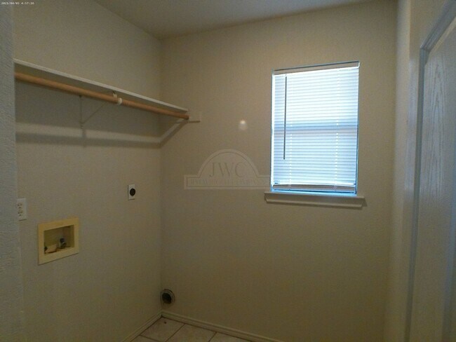 Building Photo - 915 McDaniel Cir