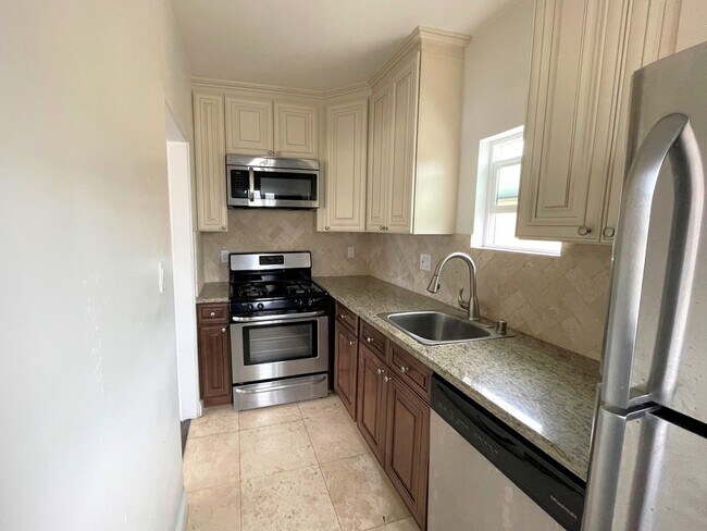 Building Photo - Charming Second Floor Apartment Home