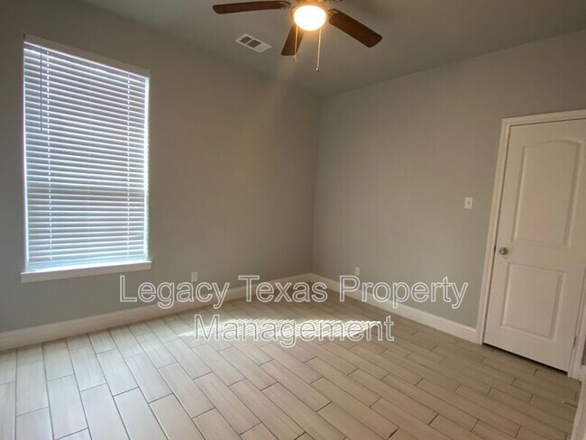 Building Photo - 301 E Willingham St