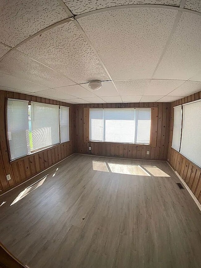 Building Photo - Beautifully Remodeled Home with New Window...