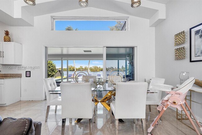 Building Photo - 2541 NE 195th St