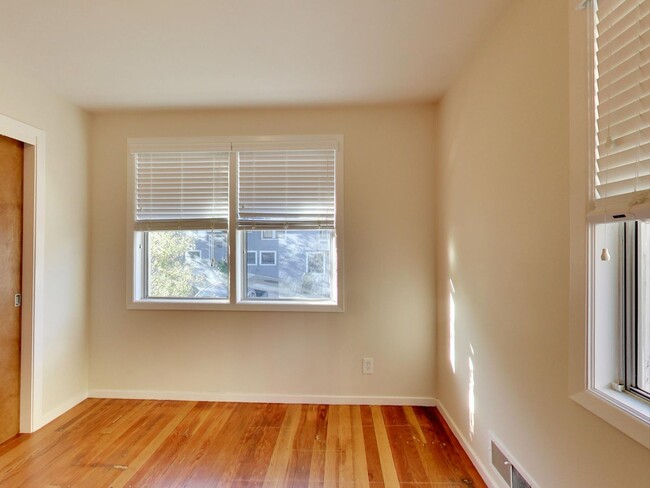 Building Photo - One Month Free!! Prime Telegraph Hill Loca...