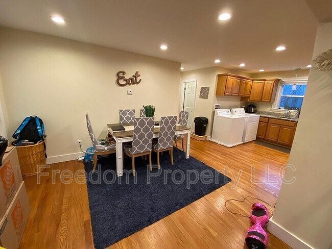 Building Photo - 18 Canal St