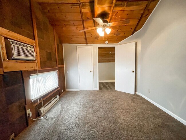 Building Photo - PRELEASING for AUGUST! Convenient Campus Living | 4BR with Fenced Yard & Covered Parking