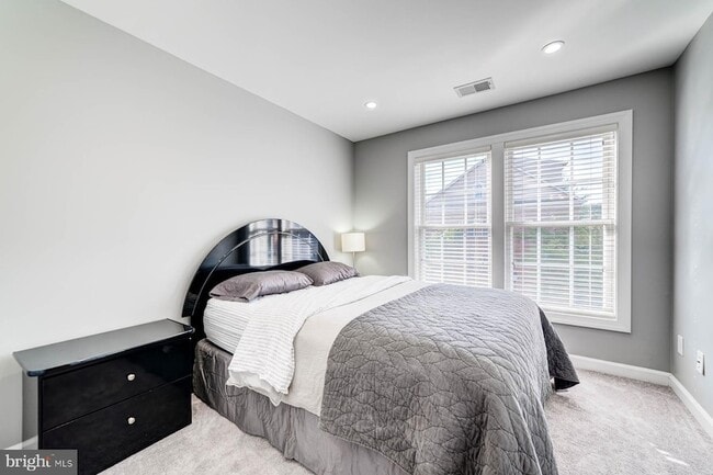 Building Photo - 947 Harrison Cir