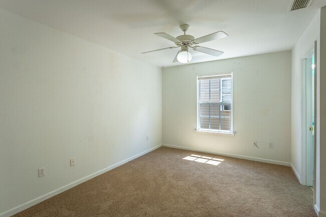 Building Photo - 3 Bedroom 3 Bath Townhouse