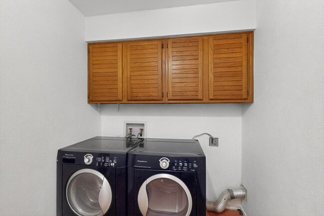 Building Photo - Spacious Townhome with Lake Views on a Pri...