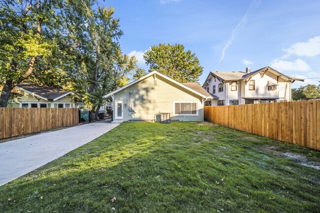 Building Photo - 546 N Santa Fe Ave