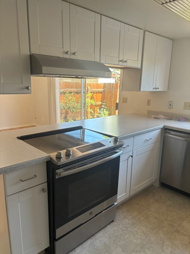 Building Photo - Updated 3bd/2.5ba Townhome in Lakewood