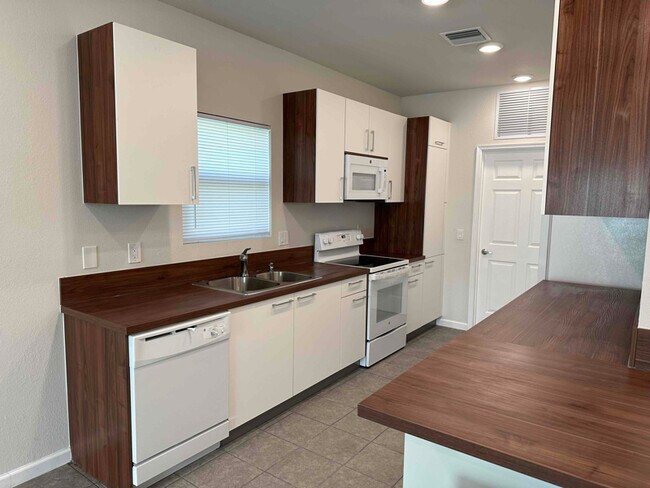 Building Photo - 7400 SW 10th Ct