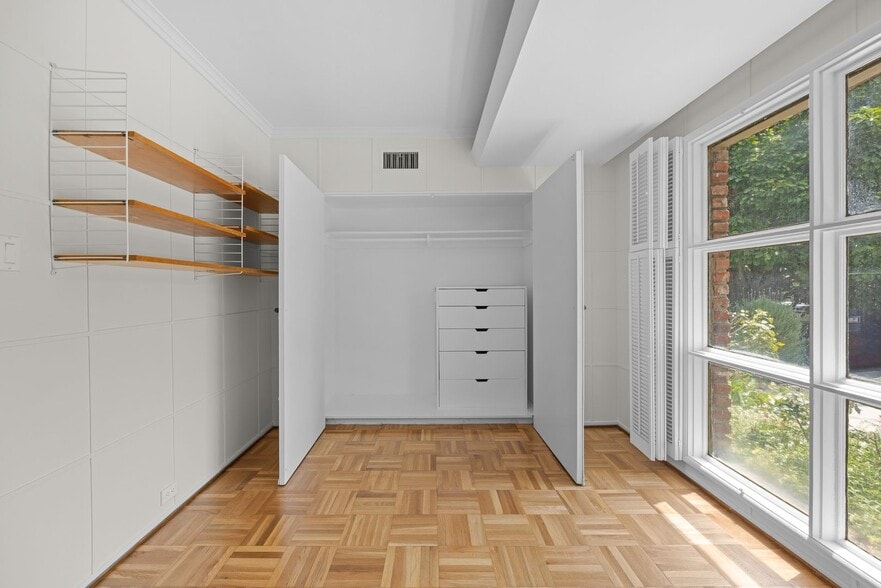 Building Photo - Classic Mid-Century home moments from Fryman Canyon