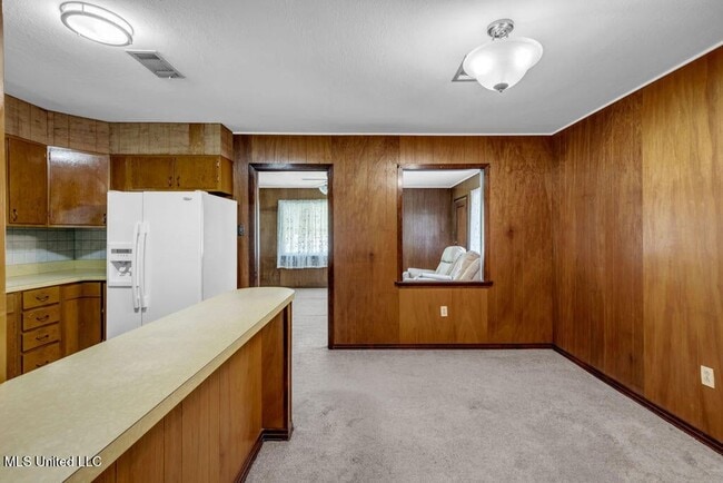 Building Photo - Timeless Charm in Ocean Springs’ Most Walk...