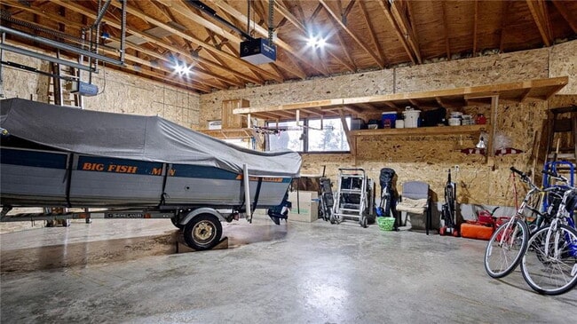 Building Photo - Spacious 4-Bedroom Home with Fenced Yard, ...
