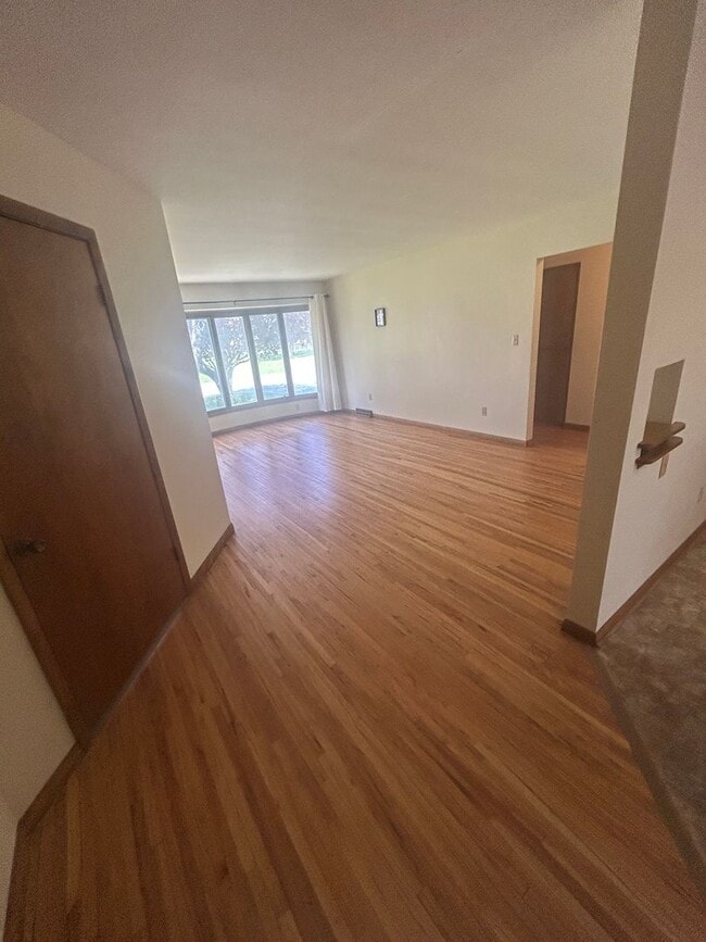 Building Photo - 2bd 1.5 bath duplex for rent Waterloo IA!