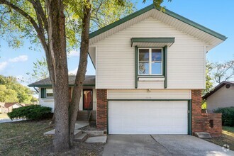 Building Photo - Gorgeous, 3 bedroom Split-Level home, move...