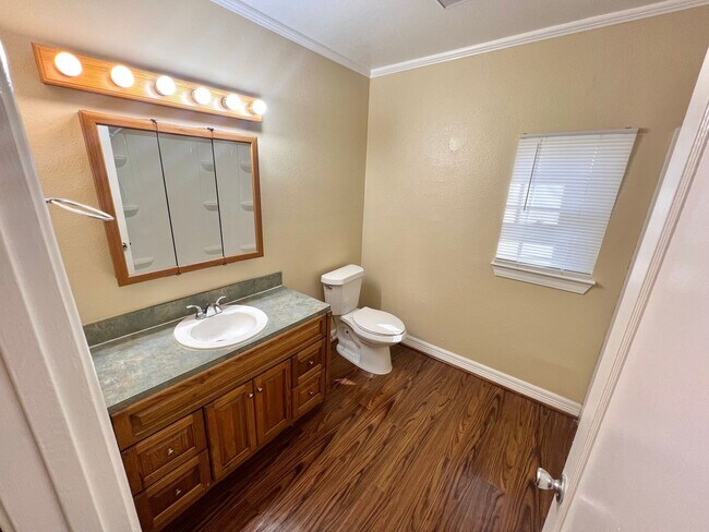 Building Photo - 502 Zennia St