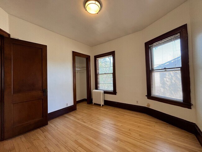 Building Photo - 614 5th St NE